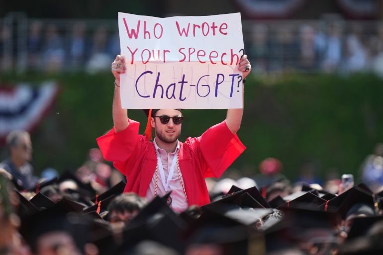 US college graduates face harsh job market amid economic uncertainty