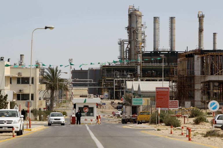 Libya’s largest oil refinery halts operations during fighting