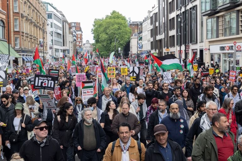 Tens of thousands march in London in far-right and pro-Palestine protests